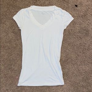 White v-neck short sleeve t-shirt
